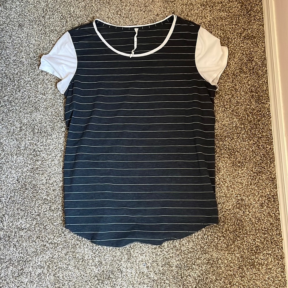 Lululemon Tee, size 10